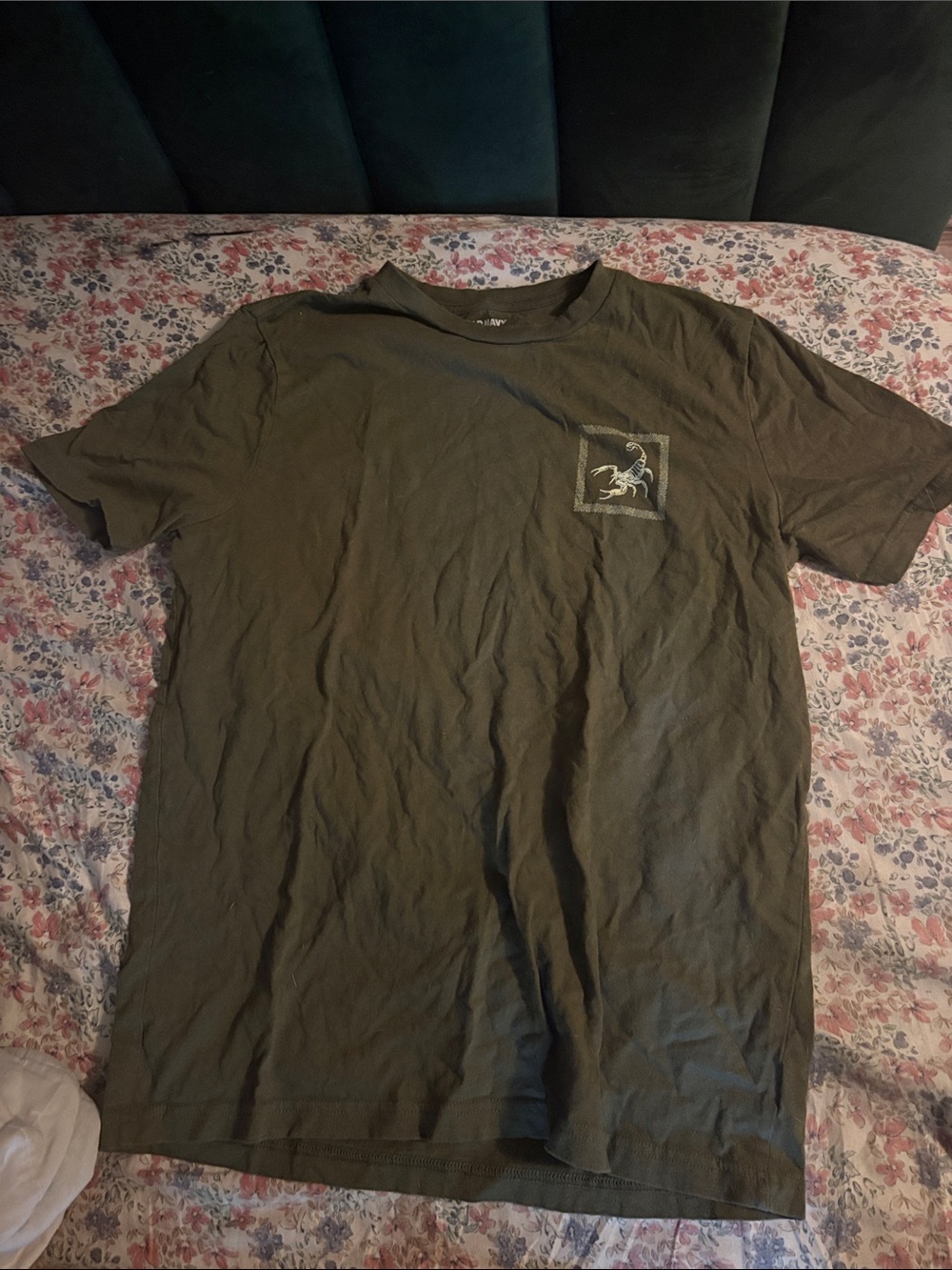 Old Navy Olive Green Short Sleeve Crewneck T‑Shirt with Small Chest Graphic